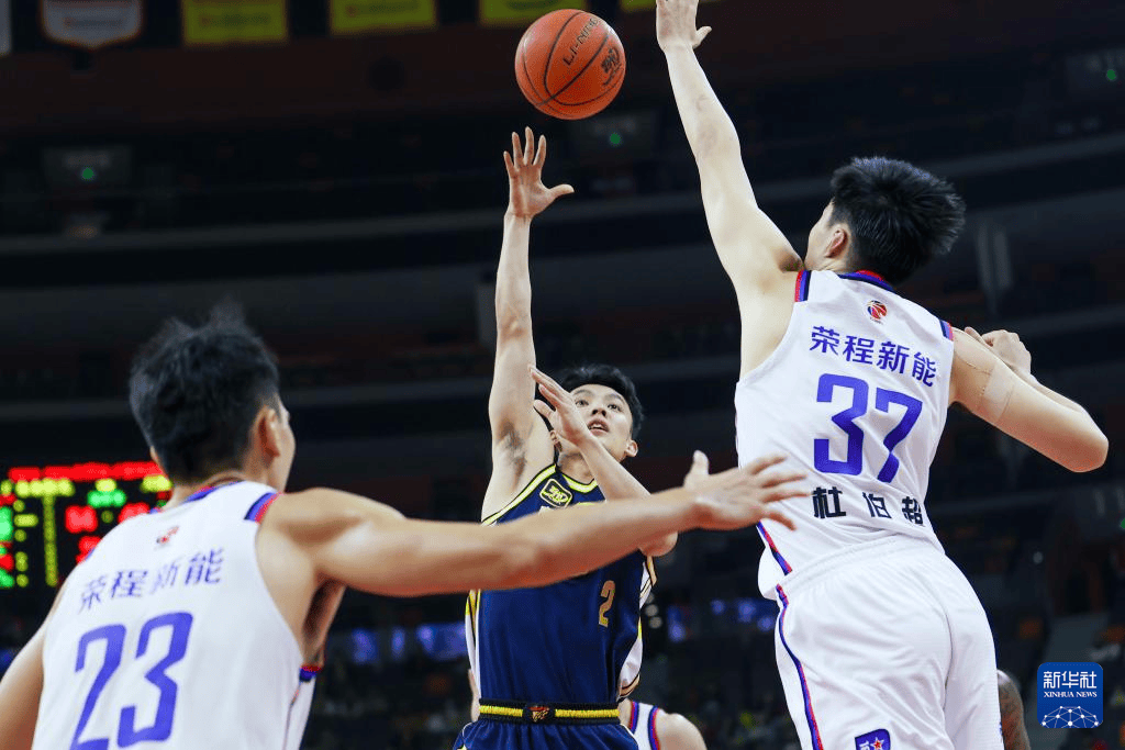 山东队在主场击败了广东宏远队(山东队在主场击败了广东宏远队队员) 山东队在主场击败了广东宏远队(山东队在主场击败了广东宏远队队员)