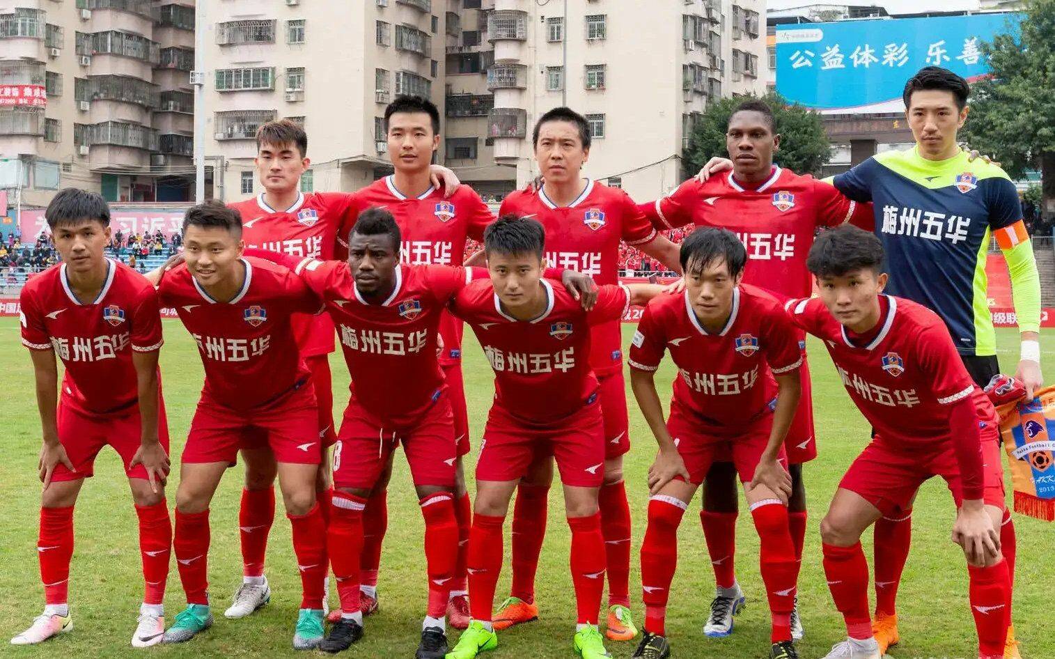 包含引人注目的国内足球联赛发生激烈对决的词条