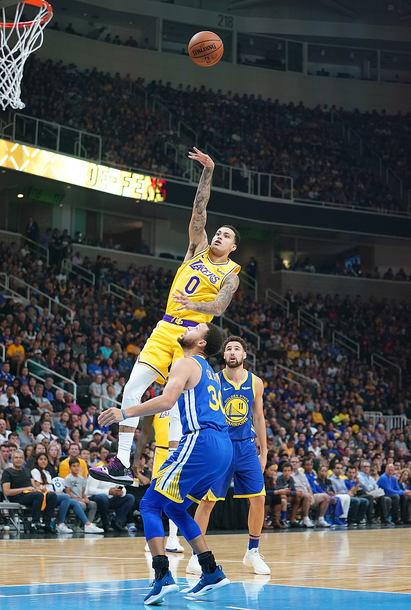 国际篮球明星：库里展现出色表现的简单介绍