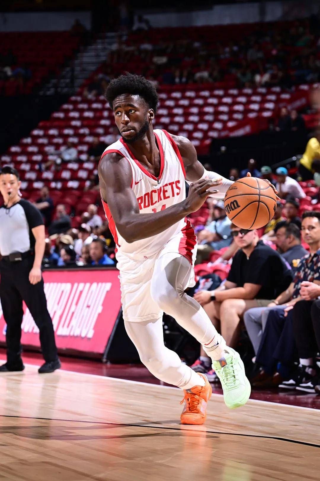 篮球新秀以高水平表现引起球队注意