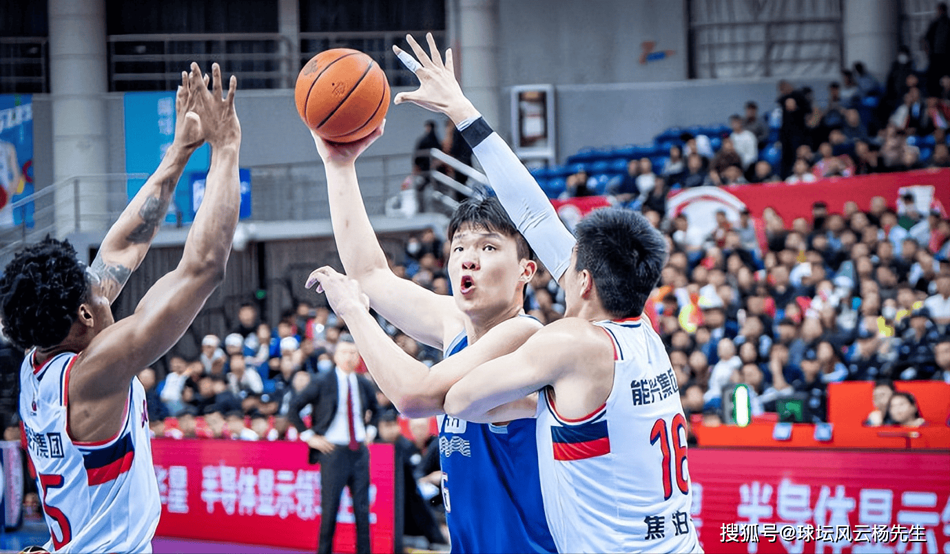 青岛男篮展现团队凝聚力,为胜利努力拼搏 青岛男篮展现团队凝聚力,为胜利努力拼搏
