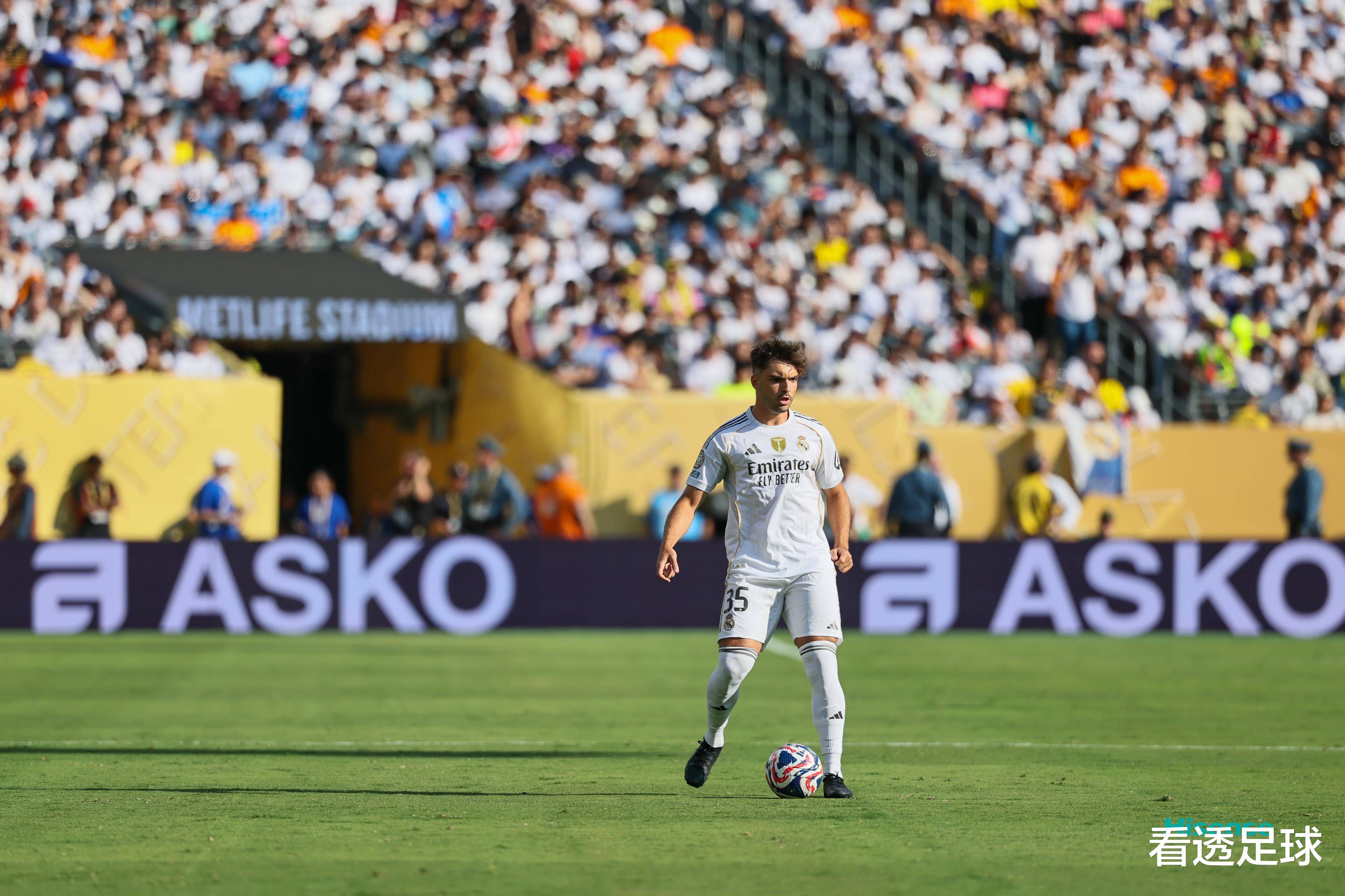 关于足球巨星技艺过人,赛场风采绽放的信息 关于足球巨星技艺过人,赛场风采绽放的信息