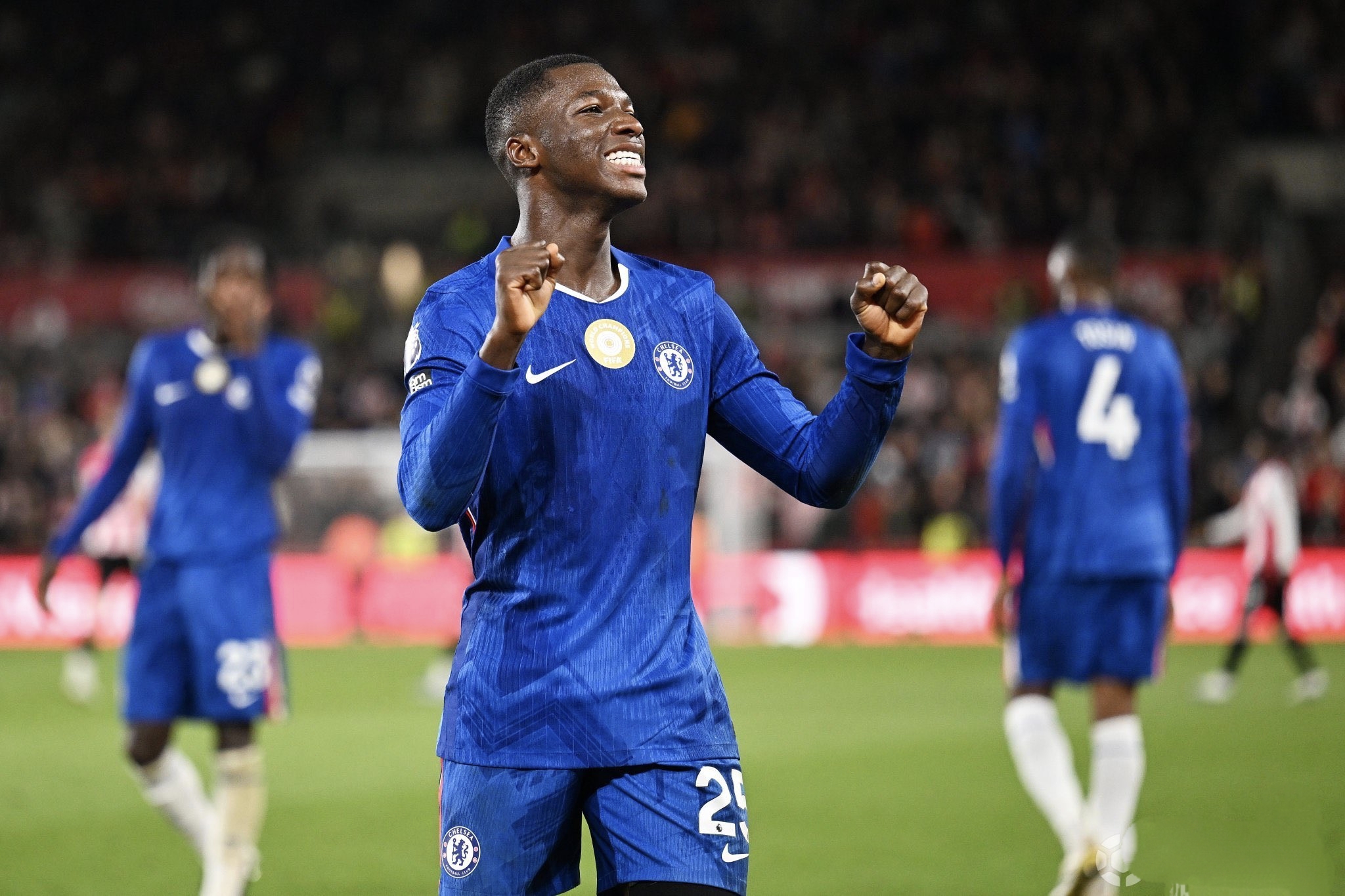 切尔西稳居榜首,悍将大秀进攻火力 切尔西稳居榜首,悍将大秀进攻火力