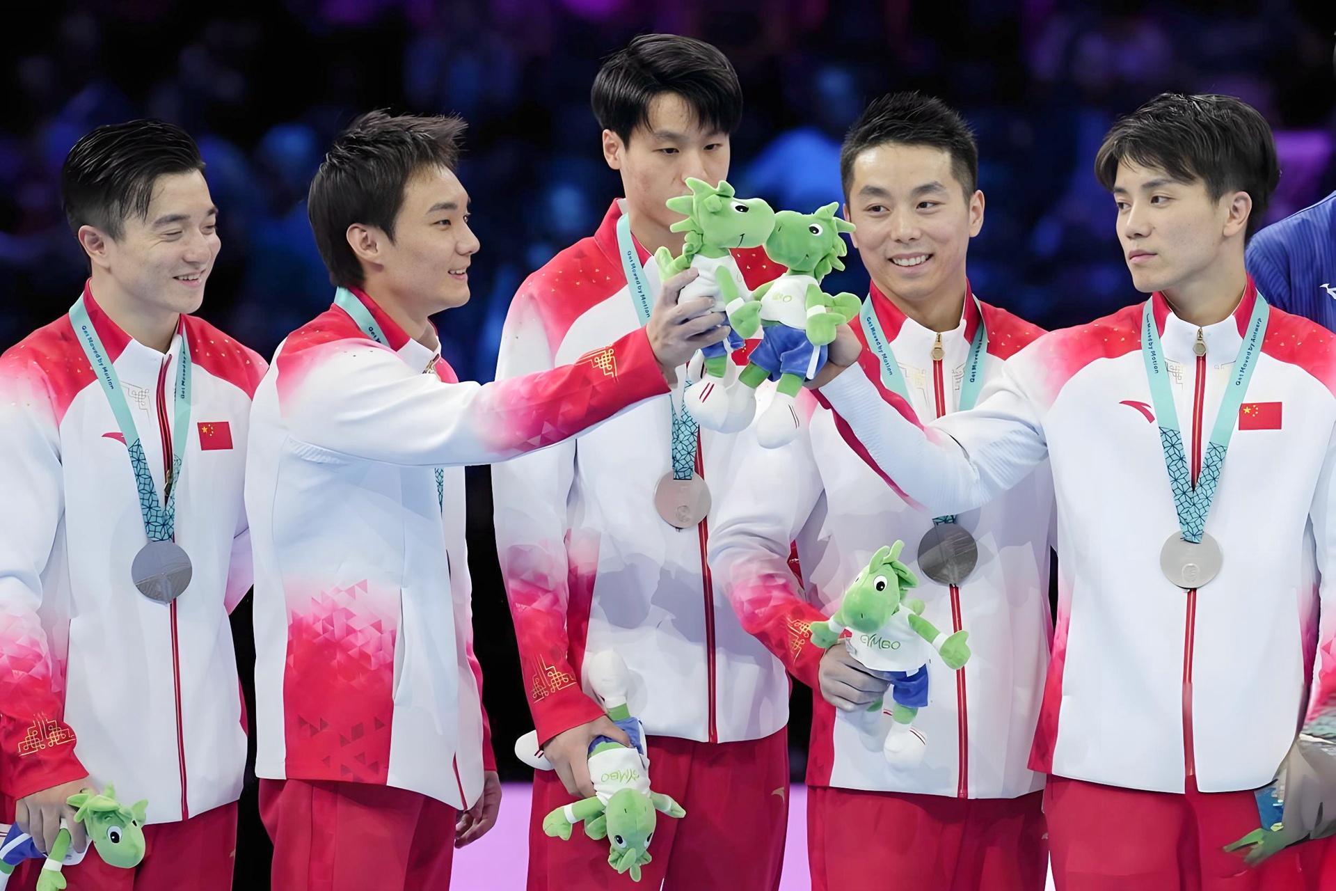 体操男团在团体赛中展现团队精神 体操男团在团体赛中展现团队精神